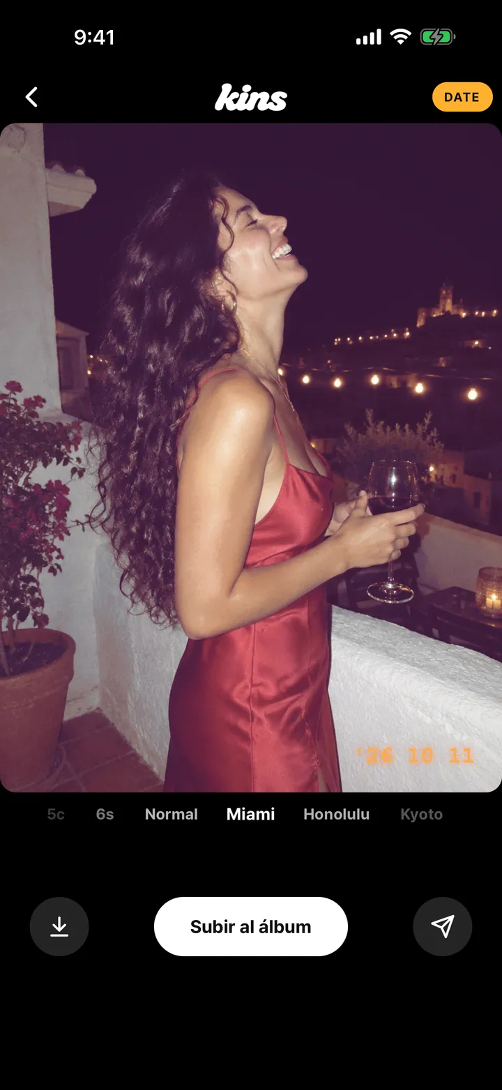 Cámara Synz después de disparar: estilo Miami con la fecha impresa, la rueda de estilos debajo de la foto y los botones guardar, subir al álbum y compartir