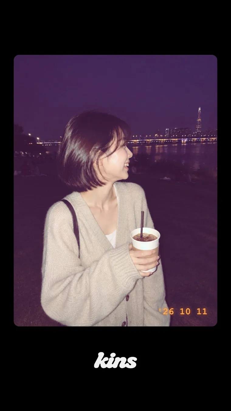 저장하거나 공유하면 나가는 9:16 카드.
